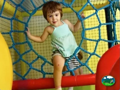 Parque infantil con castillo hinchable del Camping El Solsonés, Solsona (Lleida)