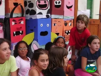 Parque infantil con actividades para niños del Camping El Solsonés, Solsona (Lleida)