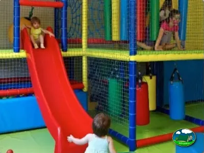 Parque infantil cubierto con tobogán y juegos del Camping El Solsonés, Solsona (Lleida)