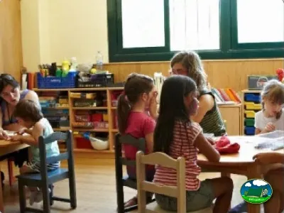 Parque infantil interior con niños del Camping El Solsonés, Solsona (Lleida)