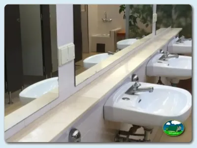 Aseos con lavabos y espejos del Camping El Solsonés, Solsona (Lleida)