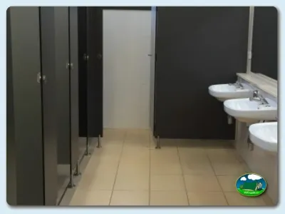 Aseos con lavabos del Camping El Solsonés, Solsona (Lleida)