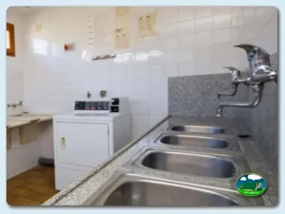 Aseos con lavabos y secadora del Camping El Solsonés, Solsona (Lleida)