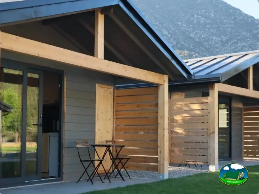 Bungalow moderno con terraza y vistas a la montaña del Camping Organya, Organyà (Lleida)