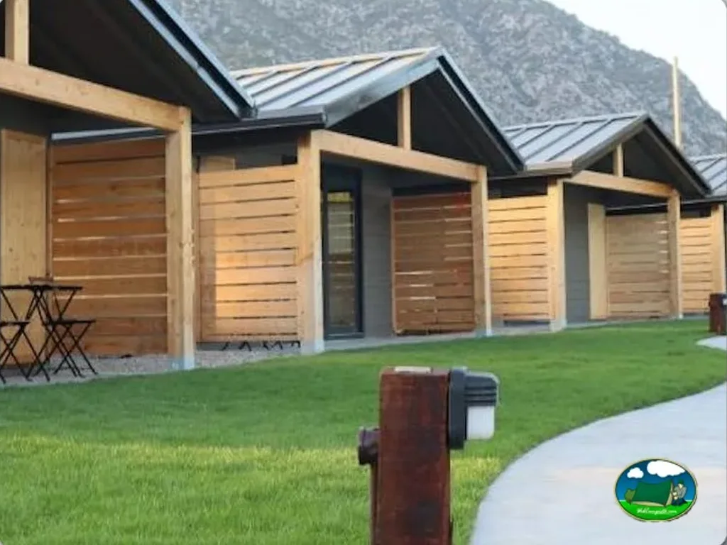 Bungalow con vistas a la montaña, diseño moderno del Camping Organya, Organyà (Lleida)