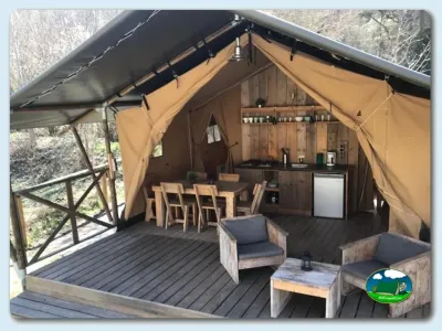 Glamping tienda safari con terraza y equipamiento del Camping Collegats, La Pobla de Segur (Lleida)