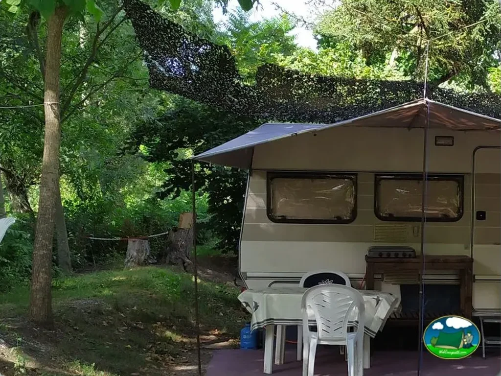 Mobil-home en parcela arbolada con zona de sombra del Camping Collegats, La Pobla de Segur (Lleida)