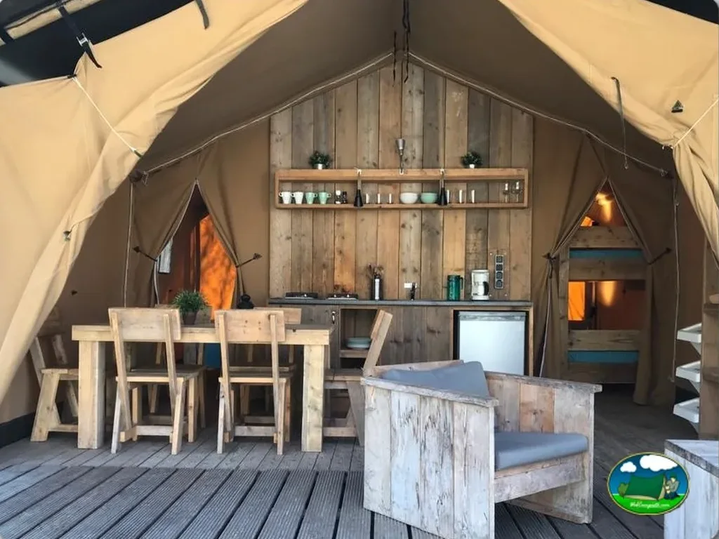 Glamping tipi interior con cocina y zona de estar del Camping Collegats, La Pobla de Segur (Lleida)