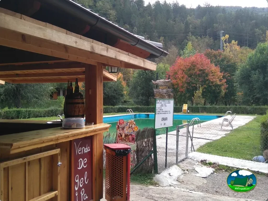 Piscina con vistas a la montaña y bar del Camping Senterada, Senterada als Pirineus de Lleida (Lleida)