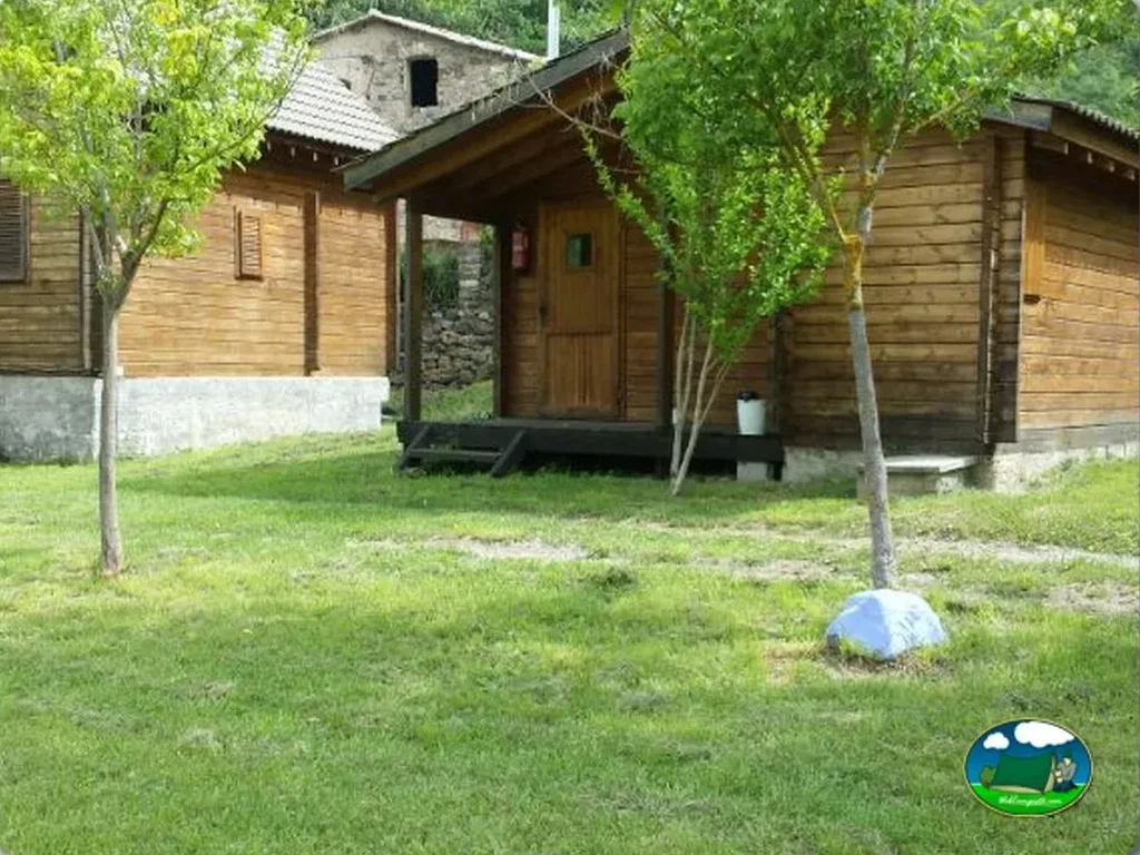 Cabaña de madera con parcela y árboles del Camping Senterada, Senterada als Pirineus de Lleida (Lleida)