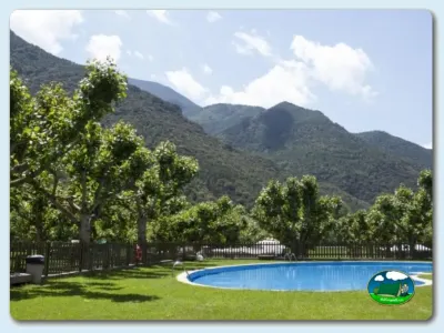 Piscina con vistas a la montaña del Camping L'Orri del Pallars, Montardit de Baix. Sort (Lleida)