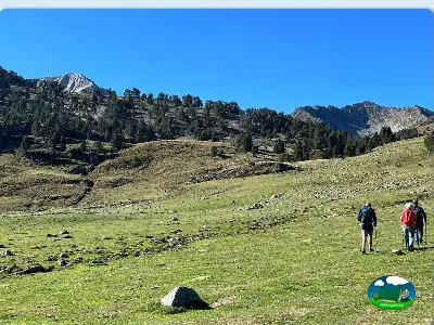 Montaña parcela con tienda de acampada y vistas alpinas del Camping Sol i Fred, Les Iglésies (Lleida)