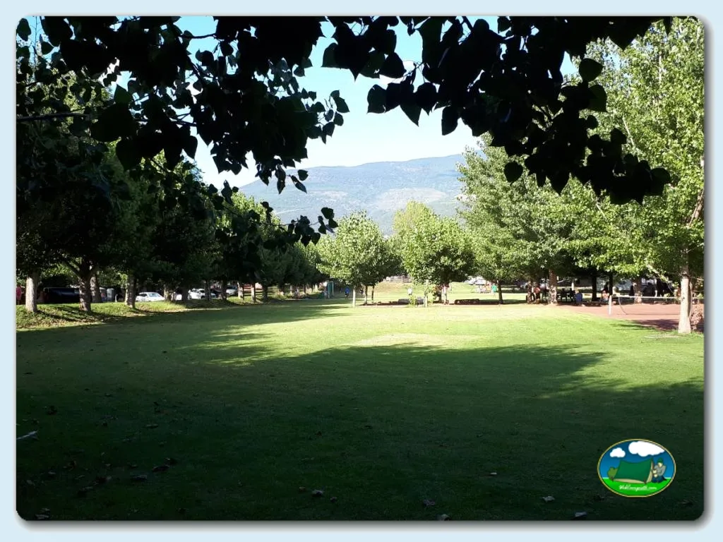 Parcela con vistas a la montaña del Camping Borda de Farreró, Sort (Lleida)