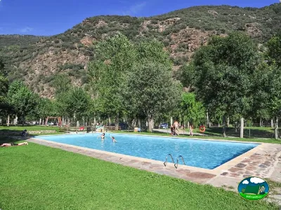 Piscina con vistas a la montaña del Camping Noguera Pallaresa, Sort (Lleida)