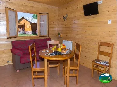 Cabaña interior salón comedor madera del Camping Laspaúles, Castejón de Sos (Huesca)