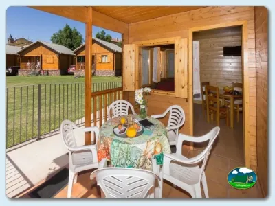 Bungalow de madera con terraza y vistas al recinto del Camping Laspaúles, Castejón de Sos (Huesca)