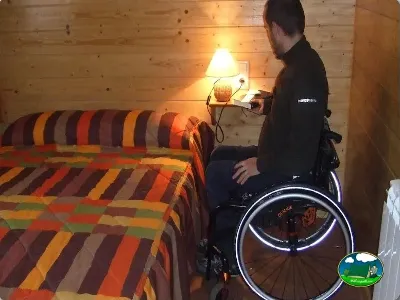 Cabaña interior con cama y accesibilidad para silla de ruedas del Camping Laspaúles, Castejón de Sos (Huesca)