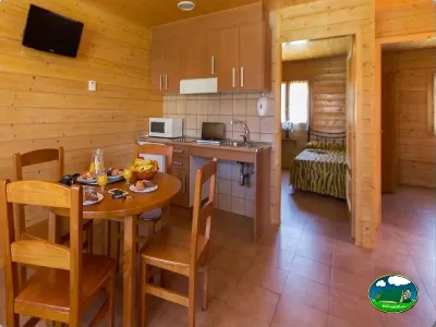 Bungalow interior cocina y comedor del Camping Laspaúles, Castejón de Sos (Huesca)