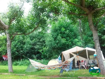Parcela arbolada con tienda de acampada del Camping Laspaúles, Castejón de Sos (Huesca)