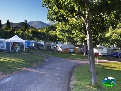 Parcelas con tienda de acampada y vistas a la montaña del Camping Laspaúles, Castejón de Sos (Huesca)