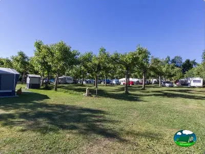 Parcelas arboladas con mobil-homes del Camping Laspaúles, Castejón de Sos (Huesca)