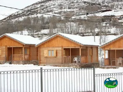 Bungalow de madera con vistas a la montaña nevada del Camping Laspaúles, Castejón de Sos (Huesca)