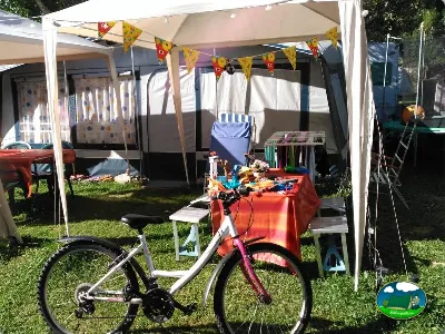 Parcela con tienda de acampada y bicicleta del Camping Laspaúles, Castejón de Sos (Huesca)