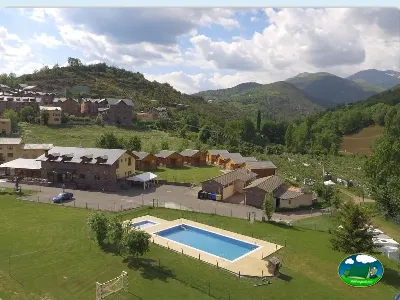 Piscina con vistas a la montaña, bungalows y parcelas del Camping Laspaúles, Castejón de Sos (Huesca)