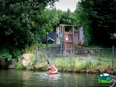 Parcela junto al río con acceso a baño en el agua del Camping Laspaúles, Castejón de Sos (Huesca)