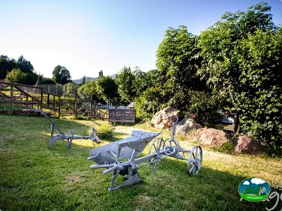 Parcela con juegos rurales y vistas a la montaña del Camping Laspaúles, Castejón de Sos (Huesca)
