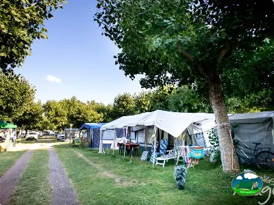 Tienda de acampada con mobil-home bajo árboles del Camping Laspaúles, Castejón de Sos (Huesca)