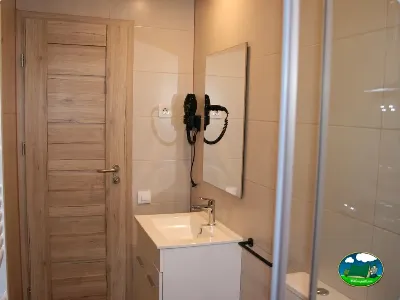 Cuarto de baño con ducha y lavabo del Camping Laspaúles, Castejón de Sos (Huesca)