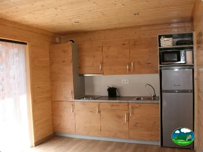 Bungalow cocina equipada con madera natural del Camping Laspaúles, Castejón de Sos (Huesca)