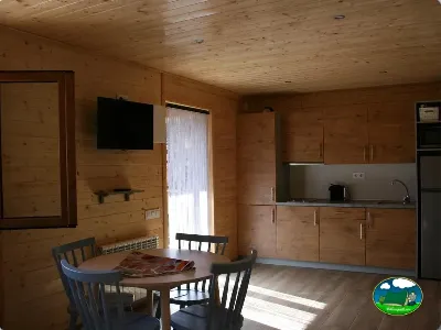 Mobil-home interior con cocina y zona de comedor del Camping Laspaúles, Castejón de Sos (Huesca)