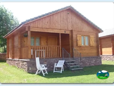Cabaña de madera con terraza y jardín del Camping Laspaúles, Castejón de Sos (Huesca)