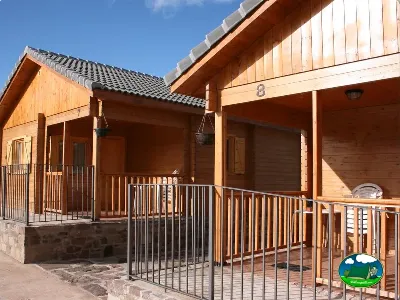 Bungalow de madera con terraza y valla del Camping Laspaúles, Castejón de Sos (Huesca)