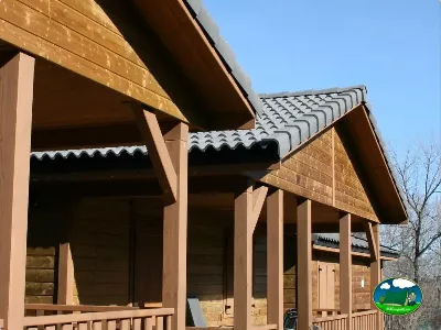 Cabaña de madera con terraza cubierta del Camping Laspaúles, Castejón de Sos (Huesca)