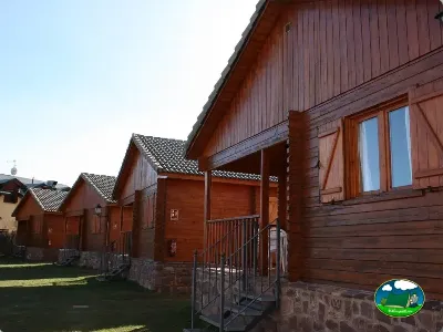 Cabaña de madera con terraza del Camping Laspaúles, Castejón de Sos (Huesca)