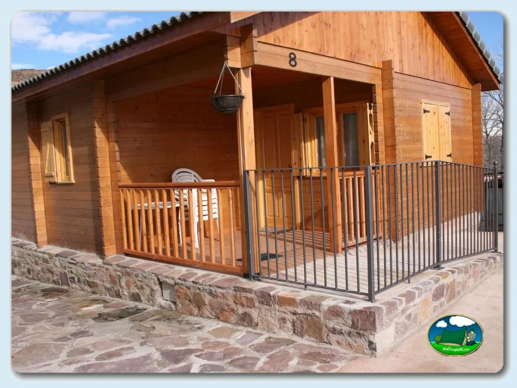 prohibido fumar en el interior de los bungalows en Camping Laspaúles, Huesca, Aragón, España - imagen 5