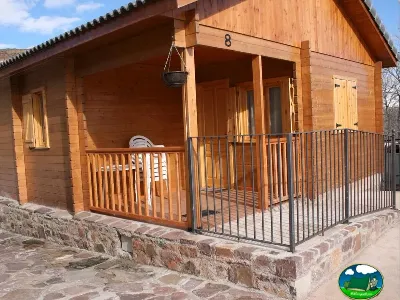 Bungalow de madera con terraza y vistas a sierra del Camping Laspaúles, Castejón de Sos (Huesca)