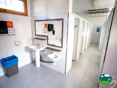 Aseos y duchas del Camping Laspaúles, Castejón de Sos (Huesca)