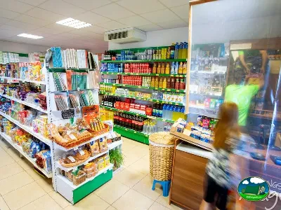 Supermercado interior con estanterías de productos del Camping Laspaúles, Castejón de Sos (Huesca)