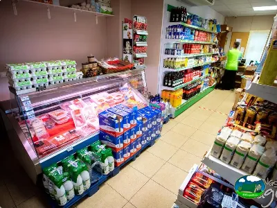 Supermercado interior con nevera y productos del Camping Laspaúles, Castejón de Sos (Huesca)
