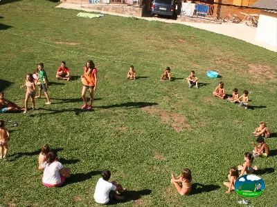 Parque infantil con animación y niños en parcela del Camping Laspaúles, Castejón de Sos (Huesca)