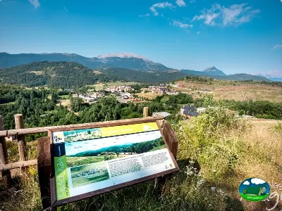 Montaña con vistas al pueblo y cartel informativo del Camping Laspaúles, Castejón de Sos (Huesca)