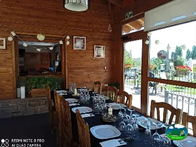 Restaurante con vistas a la montaña del Camping Laspaúles, Castejón de Sos (Huesca)