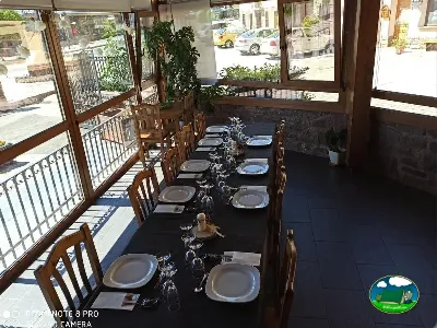 Restaurante con terraza acristalada y vistas a la calle del Camping Laspaúles, Castejón de Sos (Huesca)