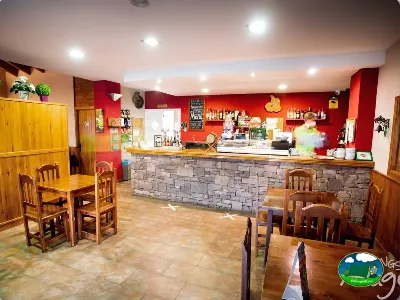 Restaurante bar con mostrador de piedra y zona de comedor del Camping Laspaúles, Castejón de Sos (Huesca)