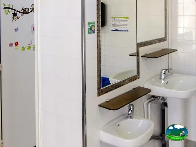 Aseos con dos lavabos del Camping Laspaúles, Castejón de Sos (Huesca)