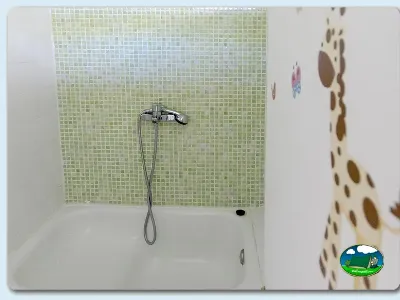 Aseos, ducha interior del Camping Laspaúles, Castejón de Sos (Huesca)